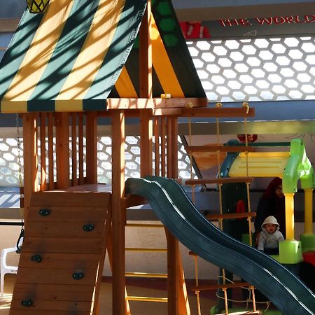 Steigenberger Residence Ad Dawhah Esterno foto A playground in a shopping mall